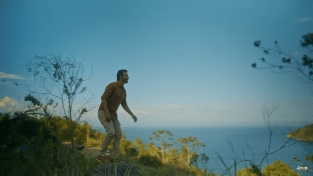 A nova ação da Jeep, que demonstra na prática os modelos icônicos, é estrelada pelo ator e fã da companhia Rodrigo Santoro.