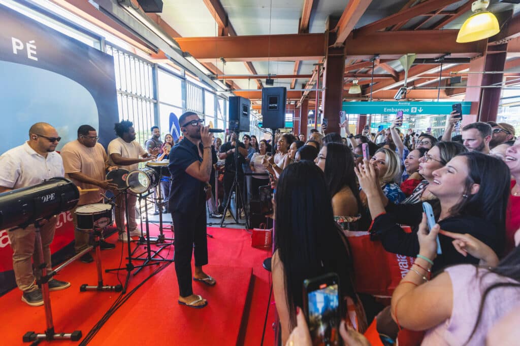 A Havaianas surpreendeu as pessoas com uma experiência inesperada: um pocket show do cantor Diogo Nogueira.
