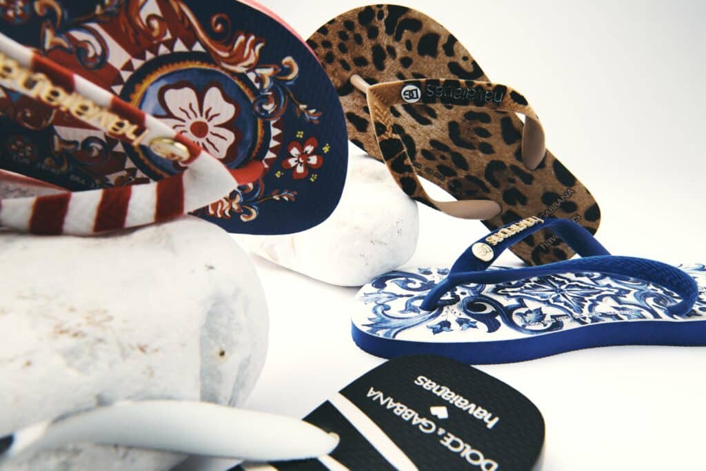 Havaianas e Dolce & Gabbana reabrem vendas de sua coleção, unindo lifestyle à criatividade italiana, em mais uma edição limitadíssima.