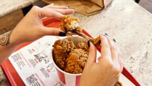 KFC resgata tradição com “osso premiado” e surpreende consumidores