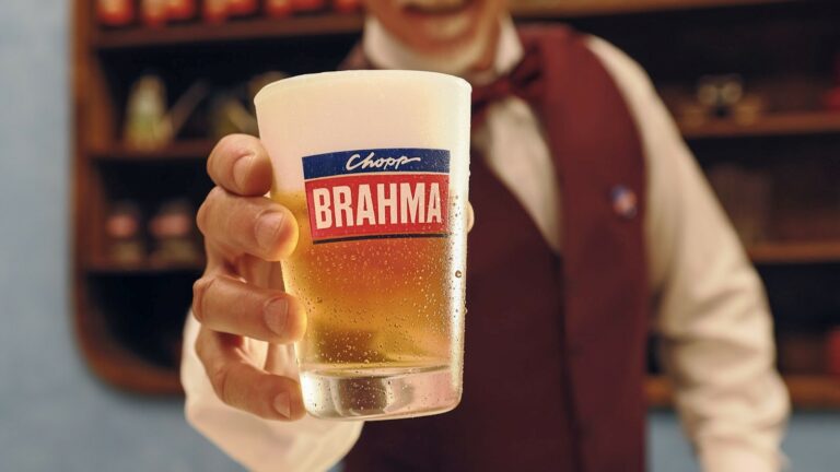 Novo jingle da Brahma resgata tradição e celebra o último "sextou" do ano