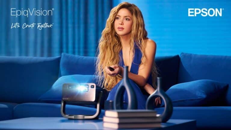Epson e Shakira ampliam parceria com o lançamento dos projetores EpiqVision EF21 e EF22