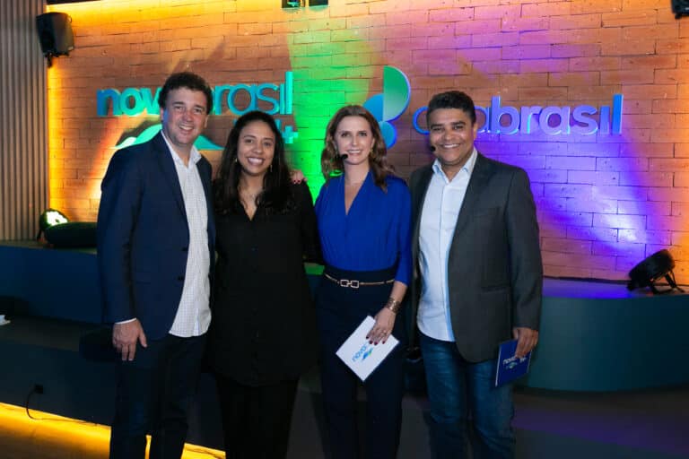 A programação e os jornais matinais da Novabrasil passam a ser apresentados de um moderno estúdio em São Paulo, nova sede da empresa.