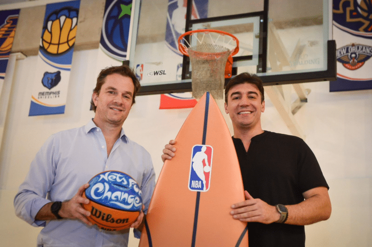 NBA e WSL anunciam iniciativa com o propósito de reaproveitar redes de pesca subaquáticas para uso em quadras de basquete em São Paulo.