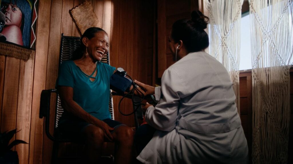 A nova campanha do Ministério da Saúde, desenvolvida pela agência NOVA, visa divulgar a ampliação do programa Mais Médicos.