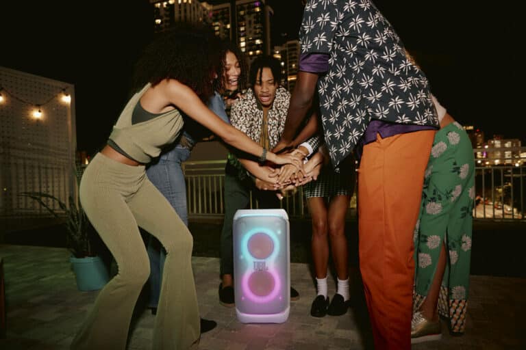 CES 2025 - JBL lança linha PartyBox com som potente, baterias substituíveis e luzes LED