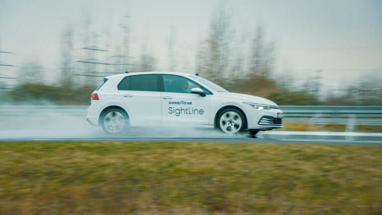 CES 2025 - Pneus inteligentes da Goodyear detectam chuva e gelo para melhorar frenagens de emergência