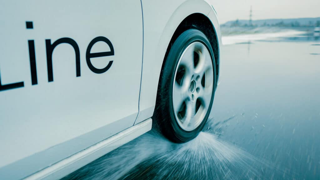 CES 2025 - Pneus inteligentes da Goodyear detectam chuva e gelo para melhorar frenagens de emergência