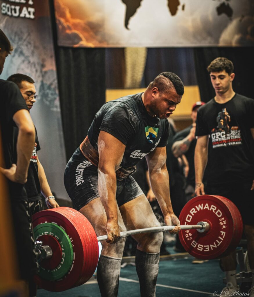 Bitelo, ex-servente de pedreiro e atual campeão mundial de powerlifting, acaba de ser contratado pela Votorantim Cimentos.