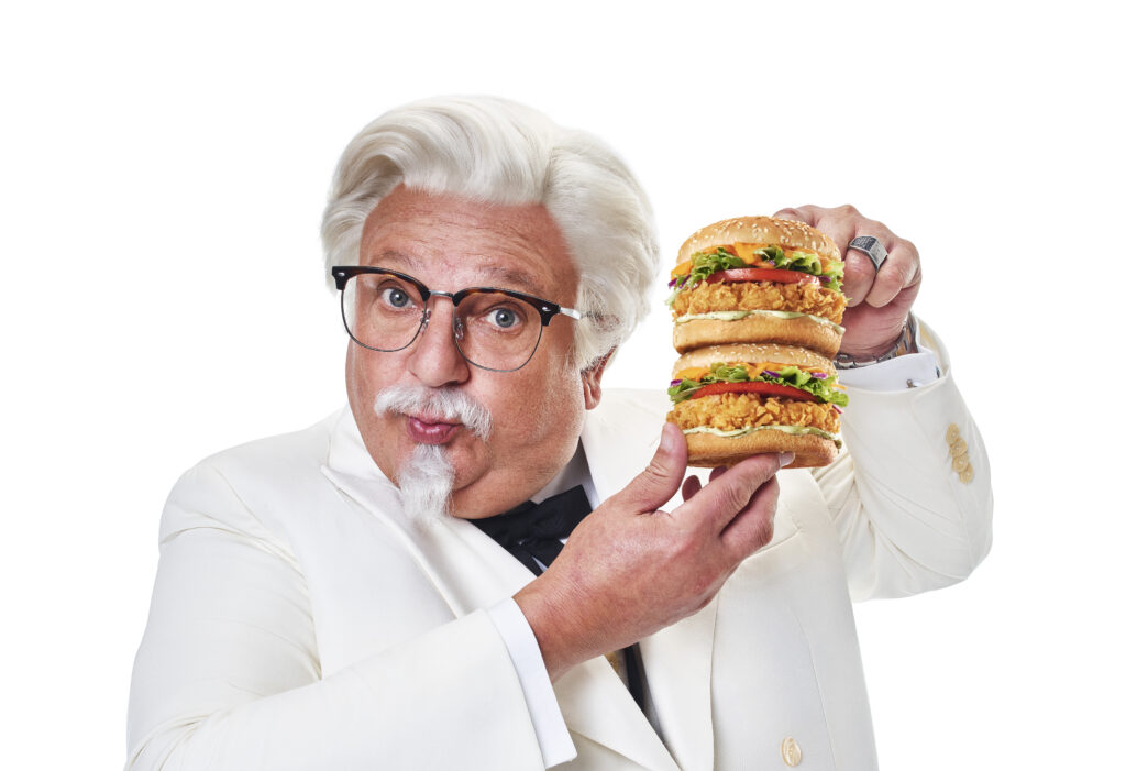 Erick Jacquin se transforma em Coronel Sanders para promover o Crunch Salad, novo sanduíche lançado pelo KFC.