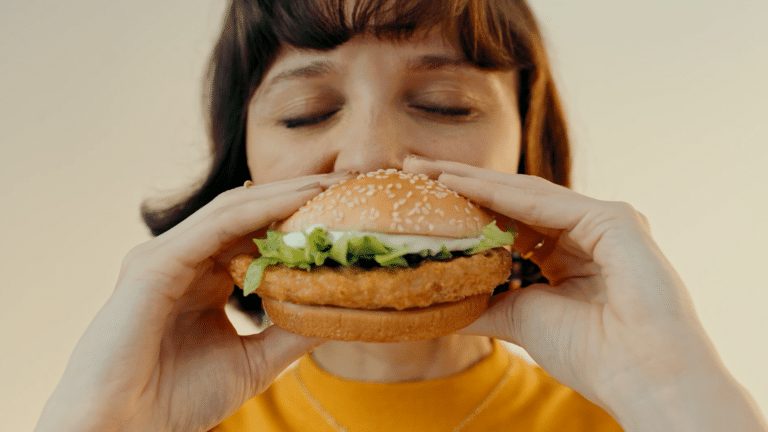 O McDonald’s anuncia a chegada de novas versões do McChicken: o McChicken Duplo e o McChicken Lemon Pepper.