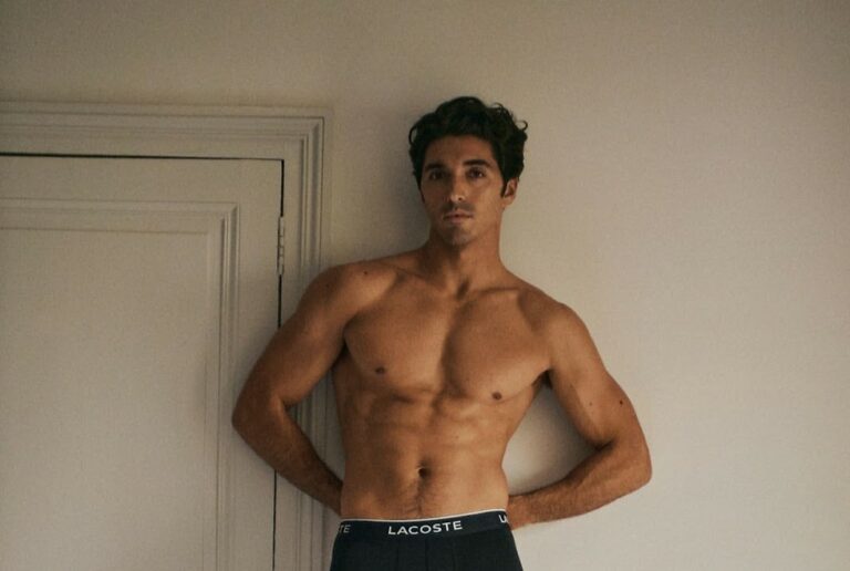A Lacoste anunciou que o ator americano Taylor Zakhar Perez, figura marcante de sua geração, é o novo embaixador de underwear da marca.