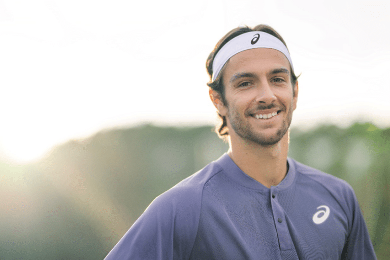 A ASICS anunciou a contratação de Lorenzo Musetti, atual número 17 do mundo, para seu time global de atletas de tênis.