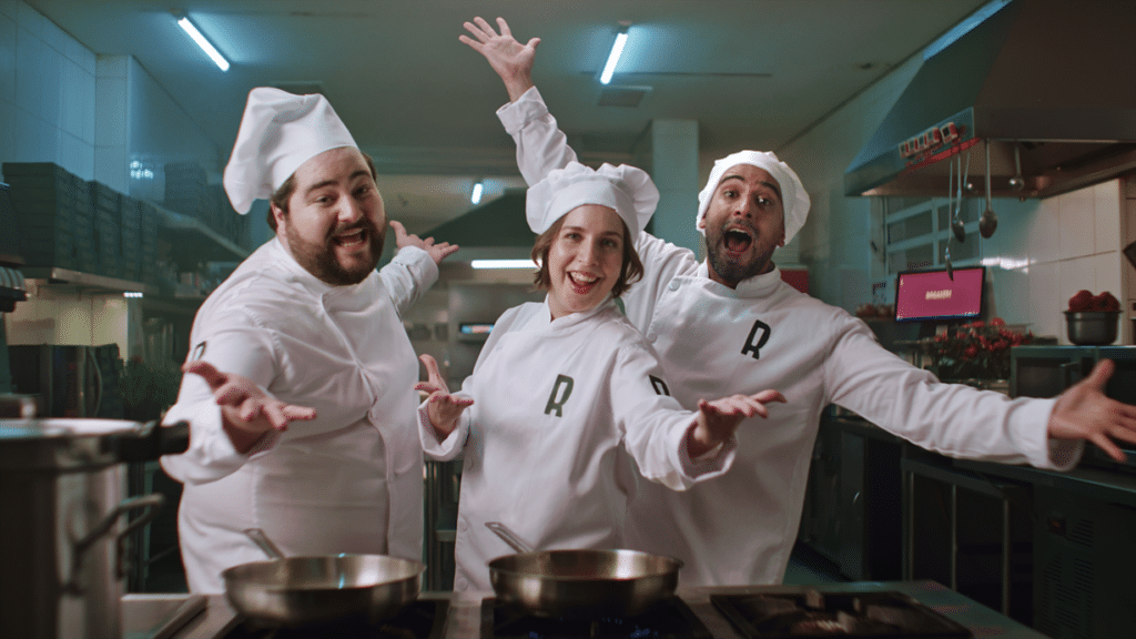 O Ragazzo está de volta com sua mais nova campanha de marketing dos Descontazzos, assinada pela agência 11:11.