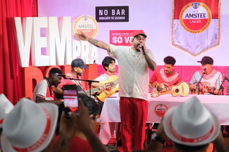 Amstel leva roda de samba surpresa ao Metrô Sé com Marcelo D2 em pré-Carnaval