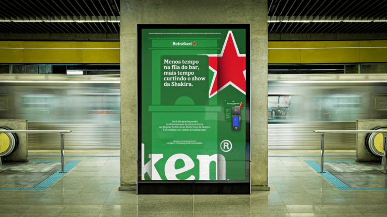 Patrocinadora oficial da turnê “Las Mujeres Ya No Lloran”, da Shakira, a Heineken transformou espaços de mídias out-of-home em caixas de bar.