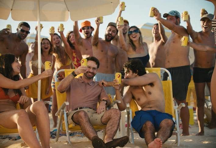A Skol inicia 2025 com uma campanha publicitária que resgata seu icônico conceito de momentos "redondos".