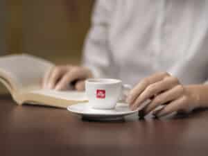 A illycaffè anuncia a renovação de seu compromisso como parceira oficial do Salone del Mobile.Milano, que acontece de 8 a 13 de abril.