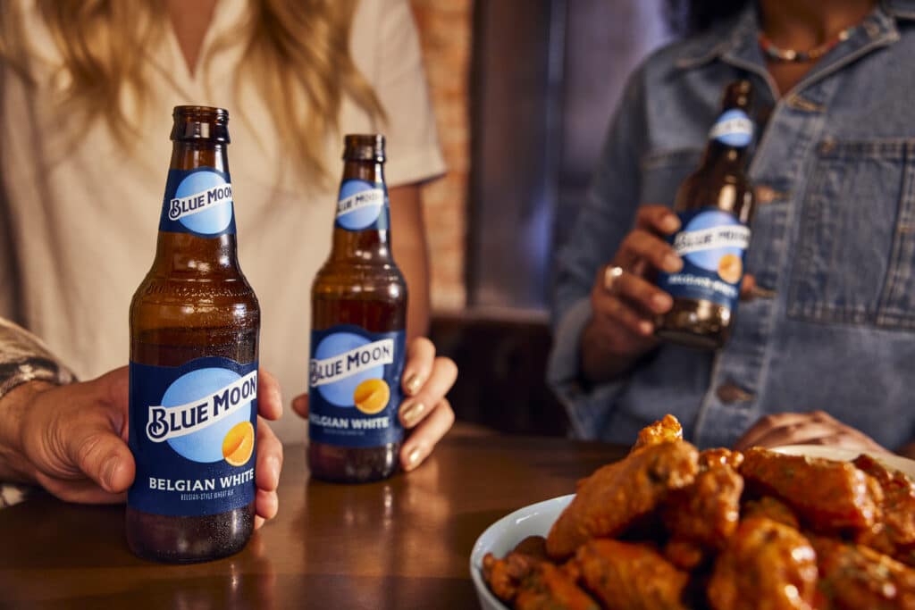 A Blue Moon comunica a chegada de sua nova identidade visual ao Brasil, produzida localmente pelo Grupo HEINEKEN.