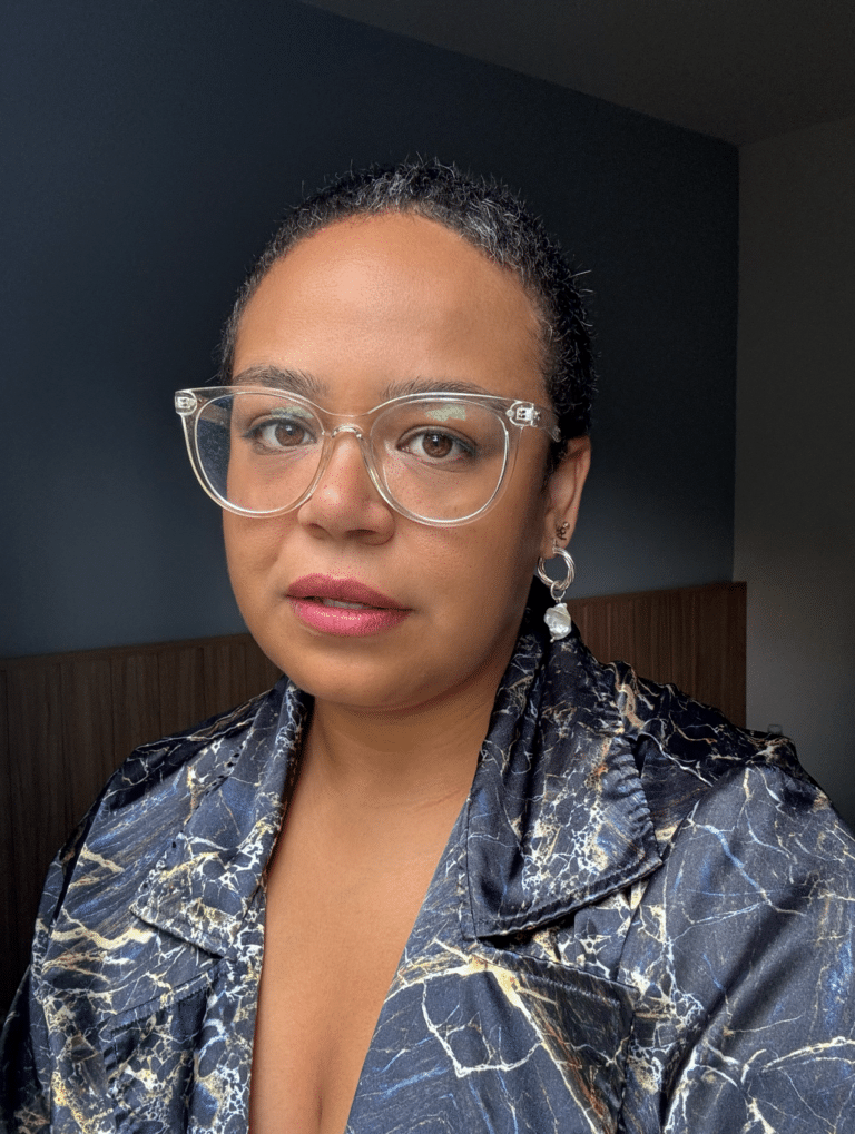 A profissional Carol Almeida, com mais de 15 anos de experiência, acaba de ser apresentada como nova Head de Criação da DZ Estúdio.