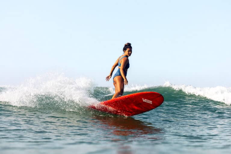 A Vans estreia o filme "Do Leme ao Pontal", estrelado por Jasmim Avelino, surfista e atleta da marca.