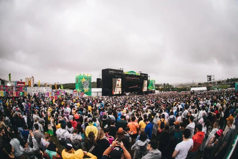 A 12ª edição do Lollapalooza Brasil começa hoje, com ativações e experiências imersivas promovidas por marcas parceiras e patrocinadoras.