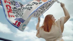 A BETC HAVAS une forças, neste Dia Internacional da Mulher, com a Eletromidia, para lançar "Cartazes da Resistência".