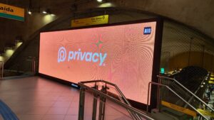 A Privacy está no ar com a sua primeira ação de mídia OOH, realizada em parceria com a JC Decaux, com o mote "Troque Like por Money".