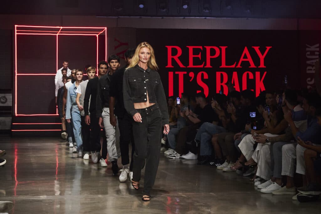 A Replay Jeans, marca italiana e referência mundial em jeanswear, está de volta ao mercado brasileiro sob o comando do Grupo AMC Têxtil.