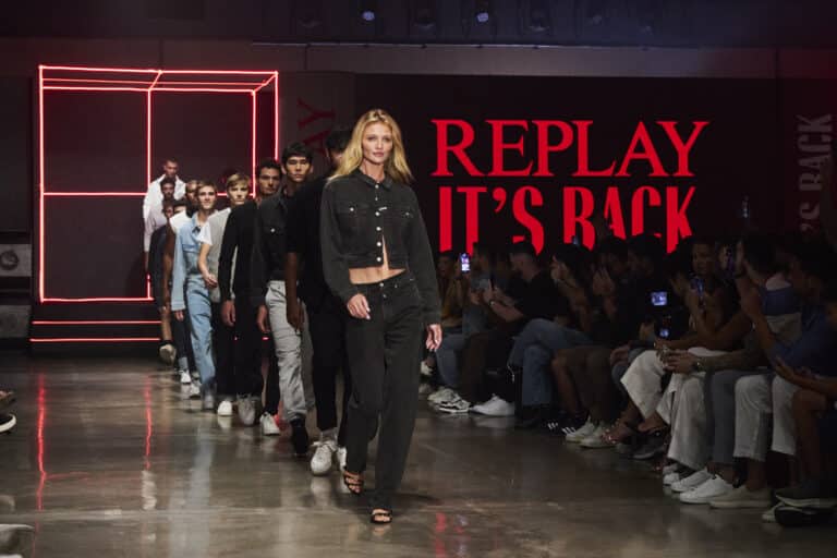 A Replay Jeans, marca italiana e referência mundial em jeanswear, está de volta ao mercado brasileiro sob o comando do Grupo AMC Têxtil.