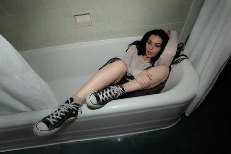 Converse apresenta nova campanha global, reforçando a icônica presença do Chuck Taylor All Star na música, na arte e na expressão cultural.