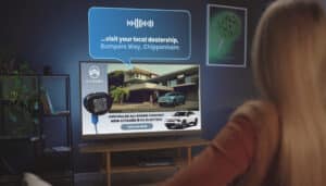 A ShowHeroes anuncia o Custom Audio Ads para CTV, produto que utiliza inteligência artificial para aprimorar a publicidade em TV conectada.