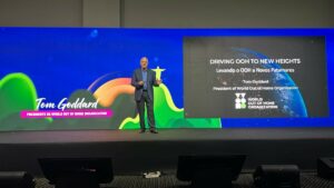 Tom Goddard destaca crescimento e desafios do OOH na Convenção da Central de Outdoor