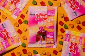 A Docile anuncia, após transformar um ícone da moda em doçura, a chegada da bala desenvolvida em parceria com a Melissa em nova promoção.