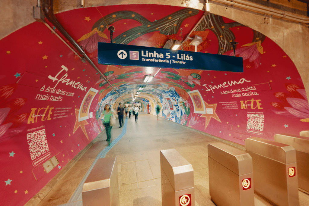 A Ipanema decidiu promover uma ativação para divulgar sua nova coleçãono metrô Santa Cruz, em uma grande galeria.
