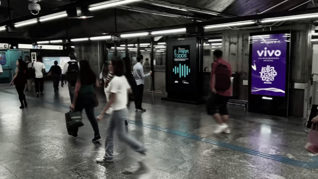 JCDecaux apresenta mobiliário urbano com audiodescrição de anúncios e reconhecimento de pessoas com deficiência visual usuárias de bengala. 