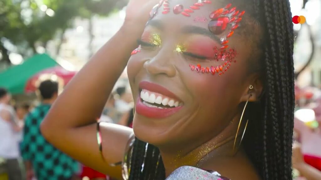 Mastercard decide transformar pedrarias de maquiagem corporal em uma solução de pagamento por aproximação para sua campanha de Carnaval 2025.