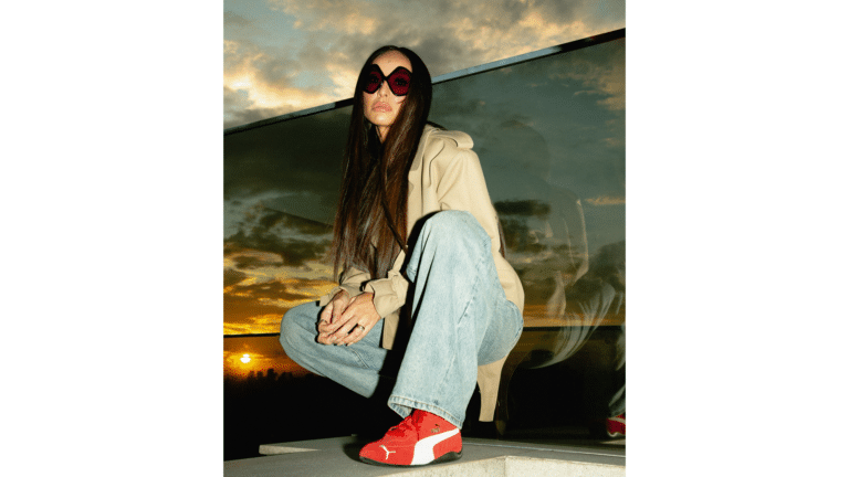 A PUMA se uniu a Sabrina Sato para apresentar o icônico Speedcat, que retorna nas suas cores clássicas: vermelha, preta e rosa.