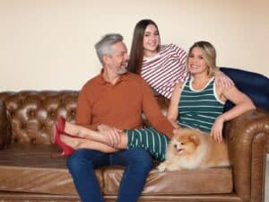 Malwee apresenta nova campanha de Outono/Inverno 2025, estrelada pelo casal Flávia Alessandra e Otaviano Costa e a filha Olívia, de 15 anos.