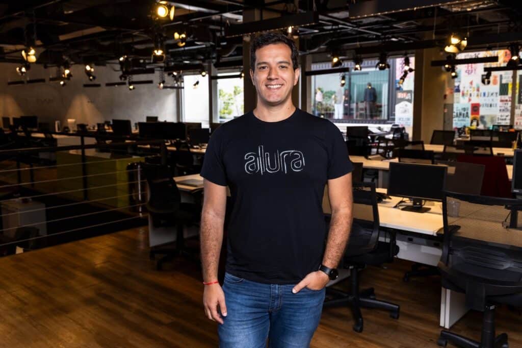 A Alura acaba de anunciar o profissional Adriano Almeida como seu CEO, incluindo as unidades de negócio Alura Para Empresas e Start by Alura. 