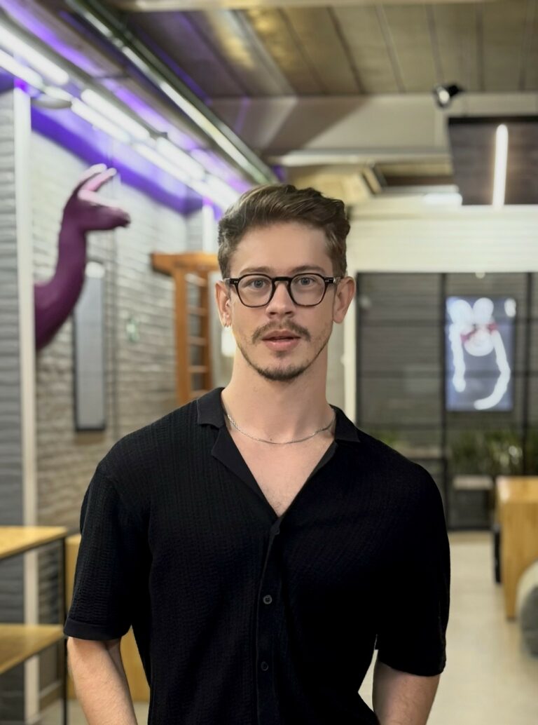 A ADSPLAY ganha mais um reforço no time do Marketing de Performance: Alexsander Drews chega para ocupar o cargo de Gerente de AFILIADS.