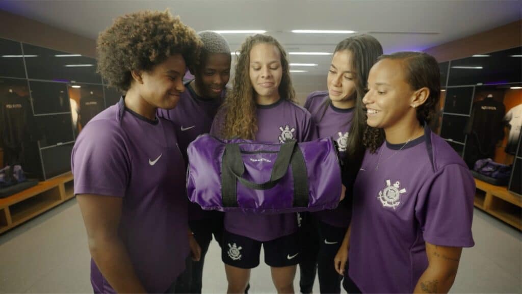 Koleston realiza, durante o jogo do Corinthians Feminino, uma ação para unir o poder das cores à força e à diversidade das atletas em campo.
