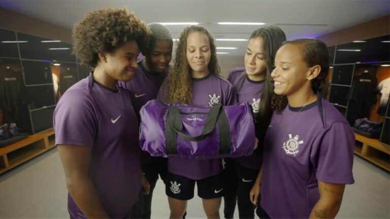 Koleston realiza, durante o jogo do Corinthians Feminino, uma ação para unir o poder das cores à força e à diversidade das atletas em campo.