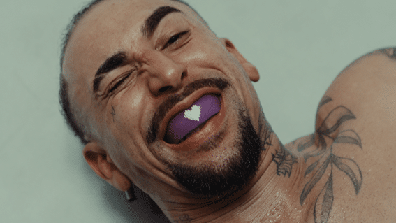 Deezer transforma ringue de boxe em palco de dança em nova campanha gravada no Brasil