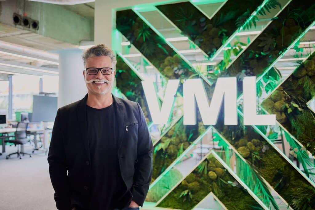 A VML Brasil comunica a chegada de Eduardo Marques, que assume como novo Chief Creative Officer da agência.