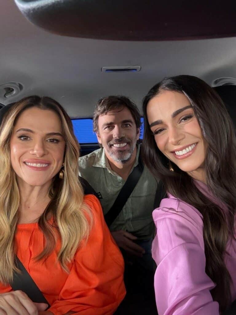 Ingrid Guimarães e Mônica Martelli, com o ator Marcelo Faria, nos bastidores da campanha. Crédito: Divulgação GSK