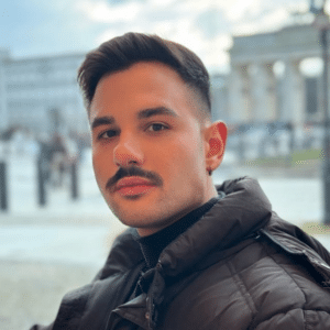 Brand safety para marcas: mais flexibilização e reputação. Artigo escrito por Thyago Soares, Coordenador de Costumer Success da ADSPLAY.
