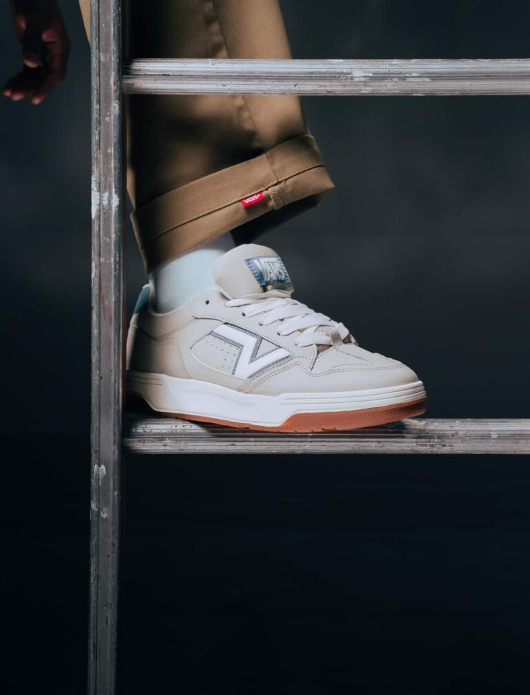 A Vans, marca referência no skate e no streetwear, lança, dia 8, mais uma colorway do Upland, a Pop Silver Lining.