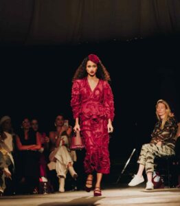 A Eudora Siàge estreia nas passarelas da São Paulo Fashion Week como protagonista da beleza, marcada pelo movimento “Desfile Seus Cabelos".