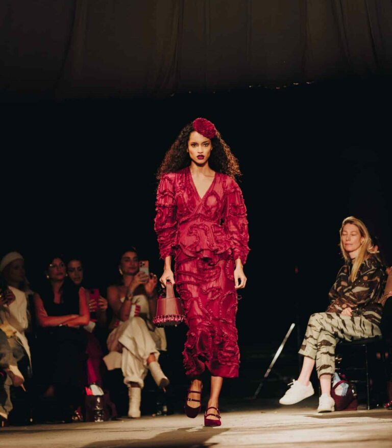 A Eudora Siàge estreia nas passarelas da São Paulo Fashion Week como protagonista da beleza, marcada pelo movimento “Desfile Seus Cabelos".